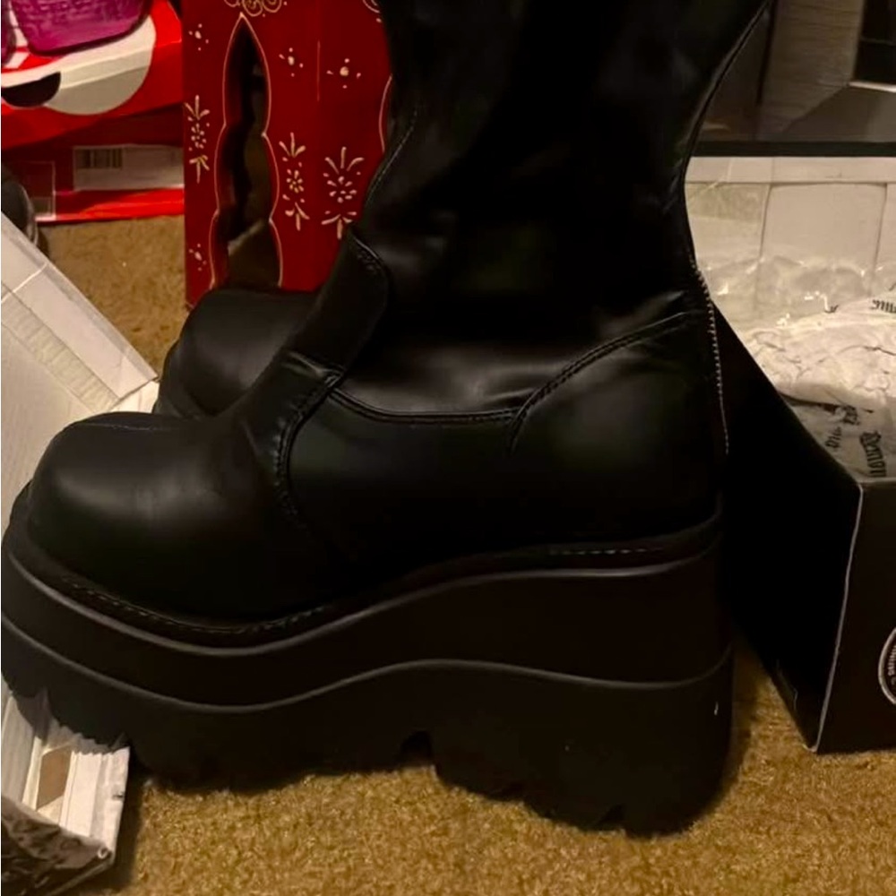 Demonia size 8 wide calf
